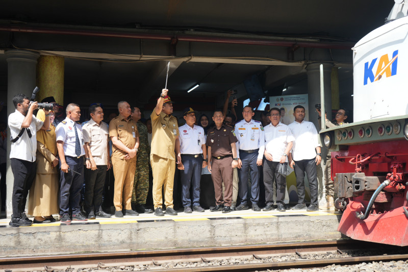 Gubernur Sumut Lepas Pemudik Program Mudik Gratis dengan Kereta Api di Stasiun Medan