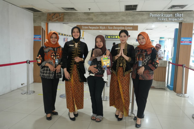 Peringati Hari Kartini, KAI Divre I Sumut Hadirkan Nuansa Adat dan Layanan Ramah Perempuan