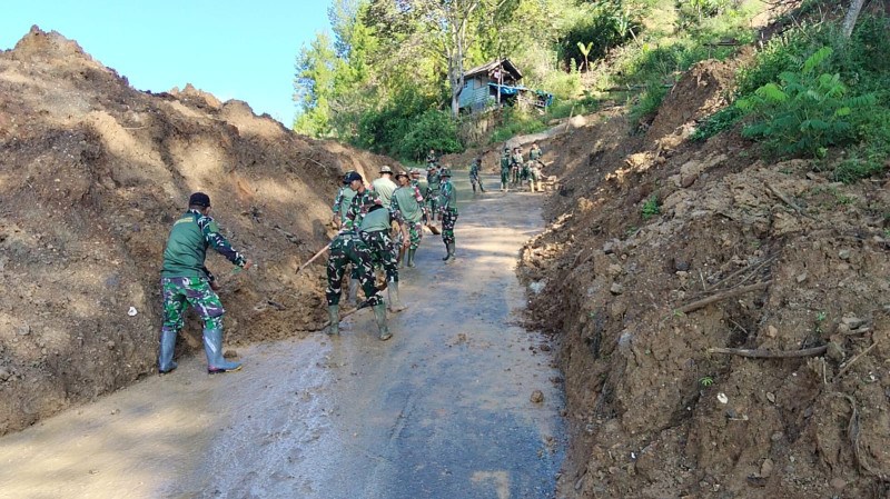 Dandim 0106/Aceh Tengah Kerahkan Personel Normalkan Jalan Terimbun Longsor di Kebayakan