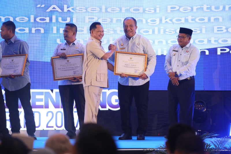 Bupati Asahan Terima Penghargaan dari Mendagri