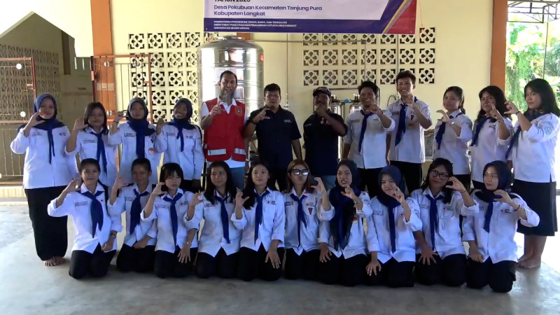 KSR PMI Universitas Negeri Medan Bangun Sistem Air Siap Minum untuk Warga Terdampak Banjir di Desa Pekubuan