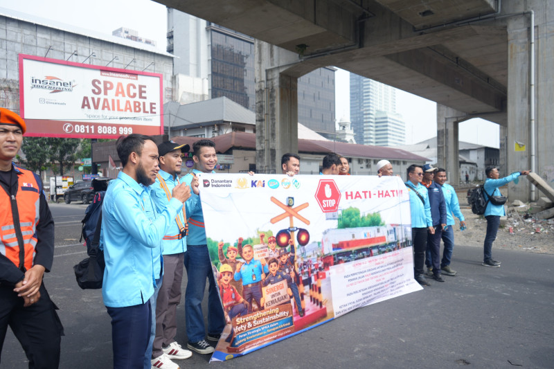 KAI Divre I Sumut dan SPKA Sosialisasikan Keselamatan Perlintasan di Medan