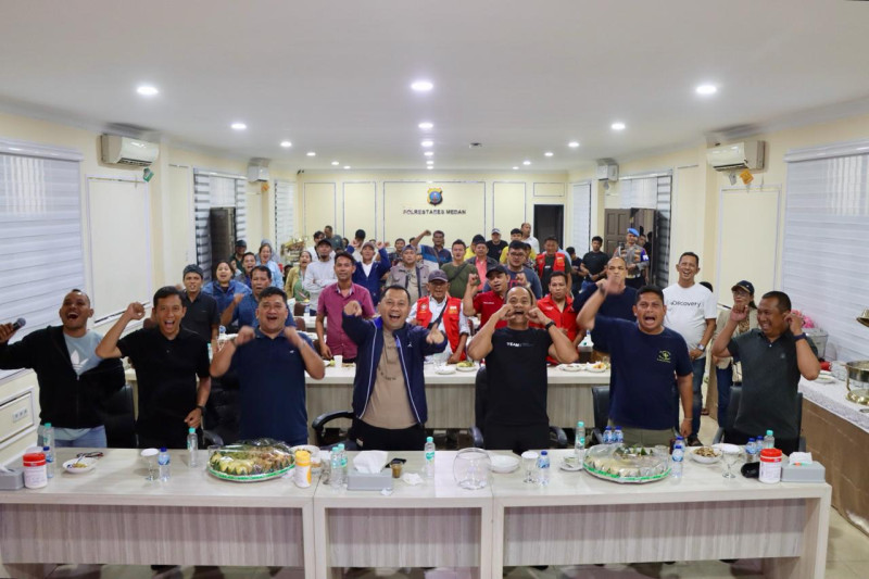 Kapolrestabes Medan Nobar Piala Dunia 2026 Bersama Personel dan Masyarakat