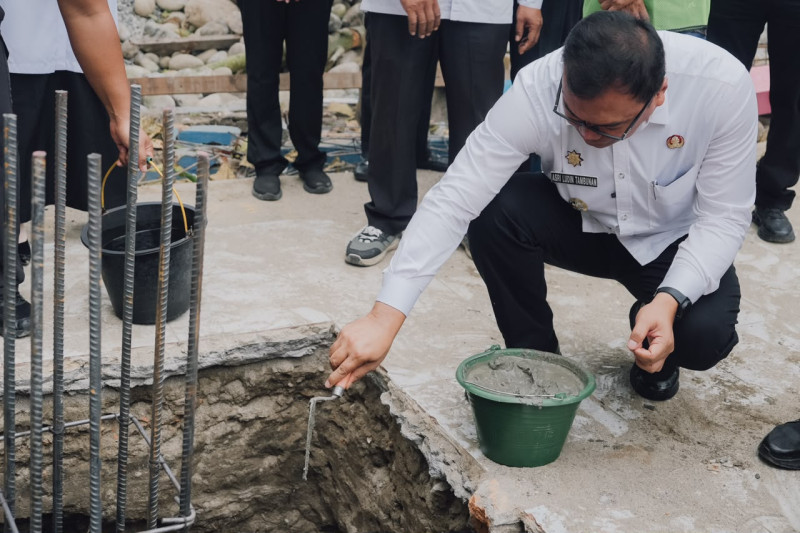 Bupati Tinjau Pembangunan Ruang Kelas Baru SD Negeri 101921 Karang Anyar