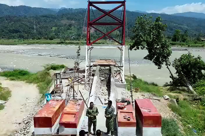 TNI Bangun Jembatan Gantung 248 Meter demi Akses Sekolah Anak Terisolir