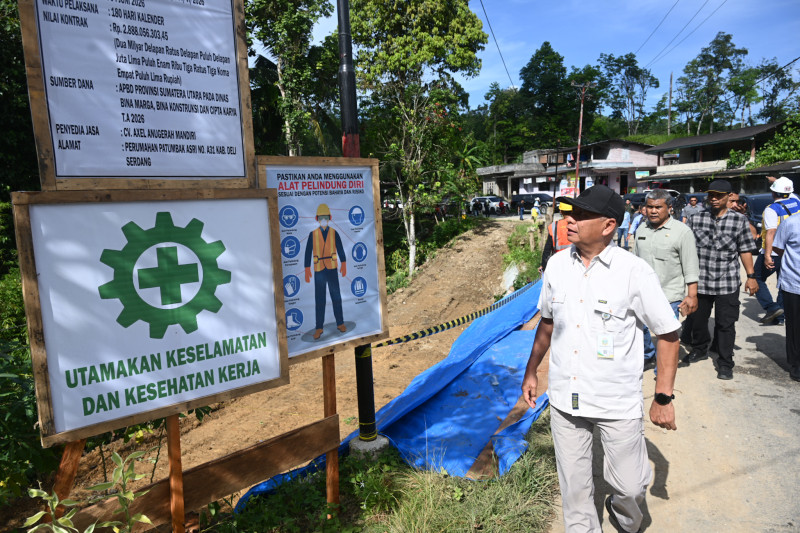 Wagub Surya Pastikan Pembangunan Bronjong Jalan Miga-Lolowua Tepat Waktu
