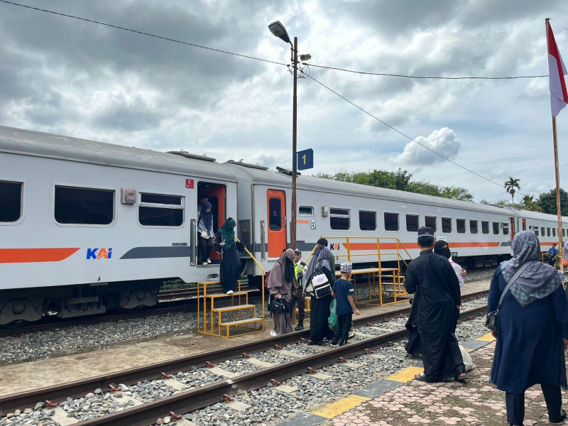 Kereta Api Menghubungkan Keluarga di Sumatera Utara