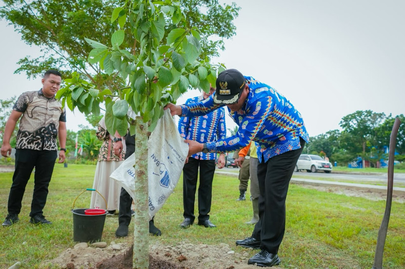 Bupati Awali Penanaman Bibit Pohon Pengganti Karangan Bunga HUT ke-81