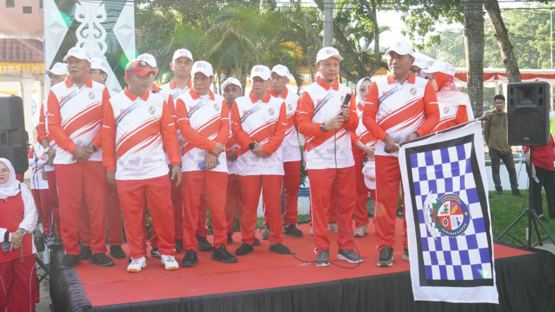 Wakil Bupati Lepas Gerak Jalan Beregu Semarak HUT Ke-81 Kemerdekaan RI
