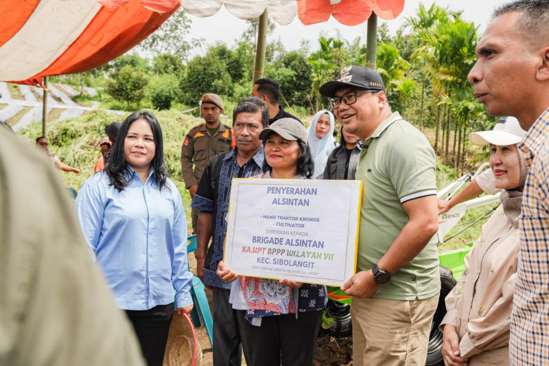 Asri Ludin Tambunan Berikan Lahan Pinjam Pakai Gratis Dongkrak Pendapatan Petani Cabai Sibolangit
