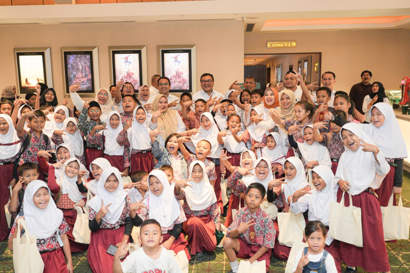 Bersama Bupati, Anak-anak Tanjung Morawa Nikmati Pengalaman Pertama Nobar di Bioskop