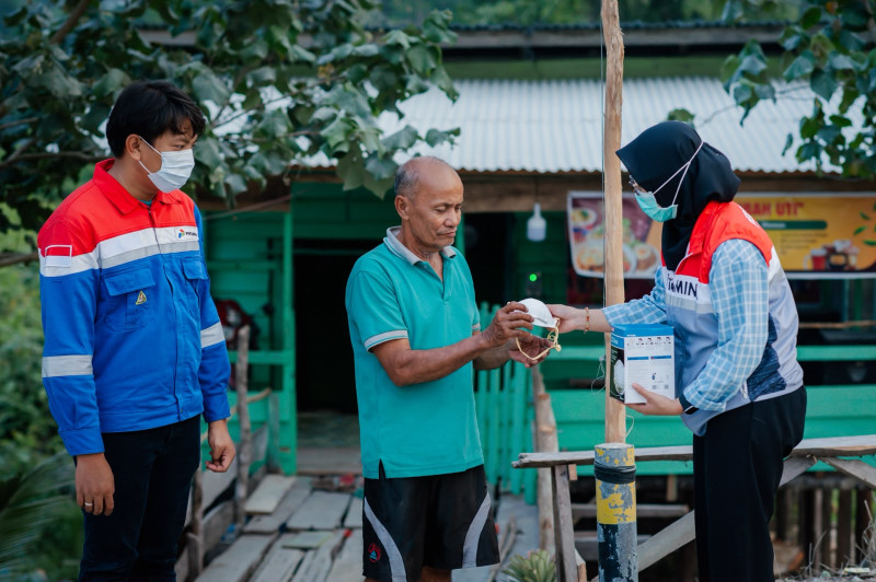 Pertamina Patra Niaga Regional Sumbagut Gerak Cepat Salurkan Bantuan Penanggulangan Asap di Kerumutan, Pelalawan