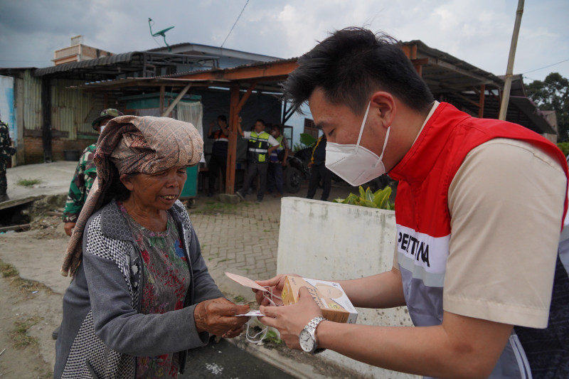 Pertamina Patra Niaga Regional Sumbagut Salurkan Bantuan Pasca Erupsi Gunung Sinabung