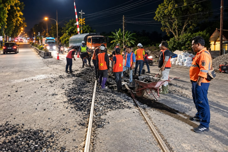 KAI Divre I Sumut Perbaiki Geometri Jalan Rel di Pagar Jati, Pengguna Jalan Diimbau Waspada