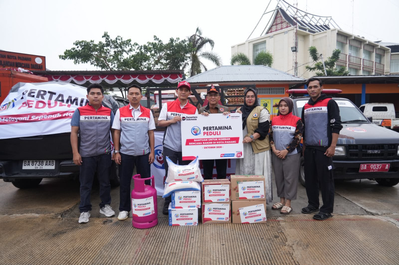 Pertamina Patra Niaga Salurkan Bantuan Masyarakat Terdampak Banjir Bandang di Kota Padang