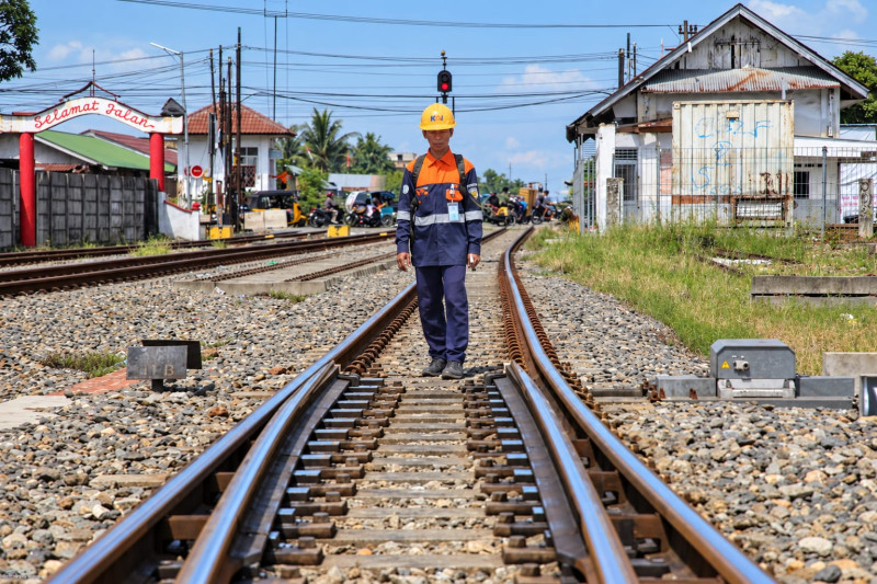 Di Balik Perjalanan Kereta di Sumut, Ada Petugas yang Memeriksa Jalur dengan Berjalan Kaki